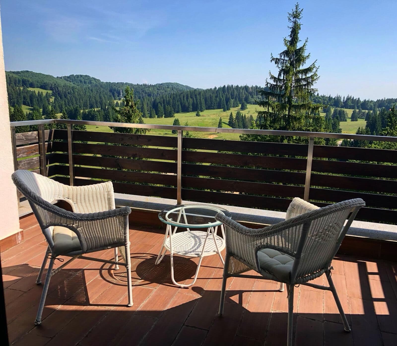 Happy Place Poiana Brașov — terasă panoramică